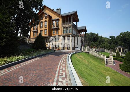 REGIONE DI KIEV, UCRAINA - 18 LUGLIO 2024 - Honka Club House nei locali del Parco Nazionale Monumento Mezhyhiria (ex residenza dell'ex presidente dell'Ucraina Victor Yanukovych), villaggio Novi Petrivtsi, regione di Kiev, Ucraina centro-settentrionale Foto Stock