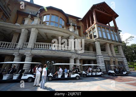 REGIONE DI KIEV, UCRAINA - 18 LUGLIO 2024 - le persone sono viste dall'Honka Club House presso il Mezhyhiria National Monument Park (ex residenza dell'ex presidente dell'Ucraina Victor Yanukovych), villaggio di Novi Petrivtsi, regione di Kiev, Ucraina centro-settentrionale Foto Stock