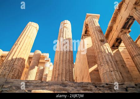 Cerca fino a colonne di propilei gateway in Acropoli di Atene in Grecia. Foto Stock