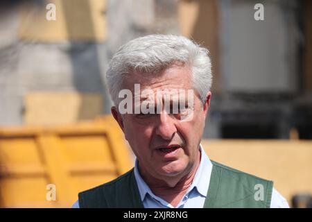 CHARKIV, UCRAINA - 17 LUGLIO 2024 - l'alto Commissario delle Nazioni Unite per i rifugiati Filippo grandi è stato visto sul luogo delle conseguenze dell'attacco missilistico russo in un edificio residenziale il 17 luglio 2024 a Charkiv, Ucraina nord-orientale Foto Stock