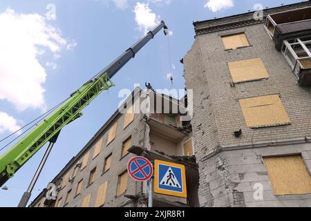 CHARKIV, UCRAINA - 17 LUGLIO 2024 - dopo un attacco missilistico russo a un edificio residenziale, Charkiv, Ucraina nord-orientale Foto Stock