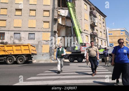 CHARKIV, UCRAINA - 17 LUGLIO 2024 - l'alto Commissario delle Nazioni Unite per i rifugiati Filippo grandi (L) è stato visto nel sito delle conseguenze dell'attacco missilistico russo su un edificio residenziale il 17 luglio 2024 a Charkiv, Ucraina nord-orientale Foto Stock