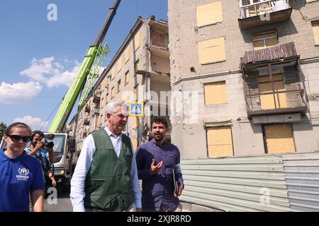 CHARKIV, UCRAINA - 17 LUGLIO 2024 - l'alto Commissario delle Nazioni Unite per i rifugiati Filippo grandi (L) è stato visto nel sito delle conseguenze dell'attacco missilistico russo su un edificio residenziale il 17 luglio 2024 a Charkiv, Ucraina nord-orientale Foto Stock