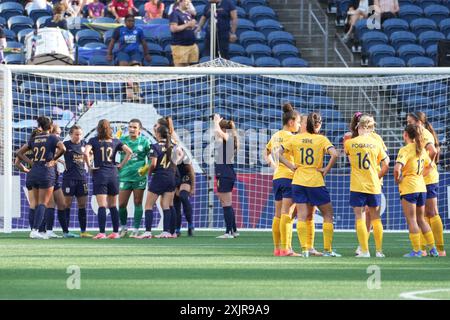 Seattle, Stati Uniti. 19 luglio 2024. Utah Royals e Seattle Reign FC discutono di strategia durante un'interruzione in gioco in una partita della NWSL x LIGA MX Femenil Summer Cup al Lumen Field di Seattle, Washington, il 19 luglio 2024. (Foto di Nate Koppelman/Sipa USA) credito: SIPA USA/Alamy Live News Foto Stock