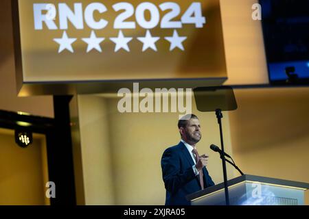 Milwaukee, Stati Uniti d'America. 18 luglio 2024. Eric Trump parla alla Convention nazionale repubblicana di Milwaukee, Wisconsin, al Fiserv Forum di giovedì 19 luglio 2024. Crediti: Annabelle Gordon/CNP/Sipa USA crediti: SIPA USA/Alamy Live News Foto Stock