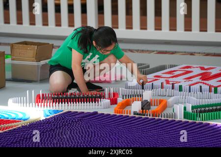 Washington, Stati Uniti. 19 luglio 2024. Il famoso artista domino e YouTuber Lily Hevesh sta preparando oltre 100.000 domino per un importante evento al National Building Museum di Washington DC, il 20 luglio. (Foto di Andrew Leyden/NurPhoto) credito: NurPhoto SRL/Alamy Live News Foto Stock