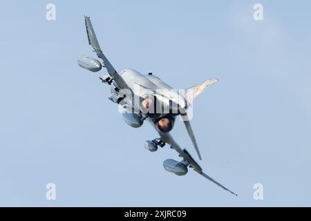 McDonnell Douglas F-4 Phantom II di 338 mira Hellenic Air Force durante il Royal International Air Tattoo 2024 presso RAF Fairford, Cirencester, Regno Unito, 19 luglio 2024 (foto di Cody Froggatt/News Images) Foto Stock