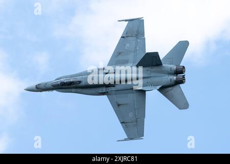 Cirencester, Regno Unito. 19 luglio 2024. McDonnell Douglas CF-188A Hornet del 425 TACTICAL FIGHTER SQUADRON/CF-18 TEAM DEMO Royal Canadian Air Force durante il Royal International Air Tattoo 2024 presso RAF Fairford, Cirencester, Regno Unito, 19 luglio 2024 (foto di Cody Froggatt/News Images) a Cirencester, Regno Unito, il 19/7/2024. (Foto di Cody Froggatt/News Images/Sipa USA) credito: SIPA USA/Alamy Live News Foto Stock