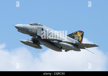 Cirencester, Regno Unito. 19 luglio 2024. McDonnell Douglas F-4 Phantom II del 338 mira Hellenic Air Force durante il Royal International Air Tattoo 2024 presso RAF Fairford, Cirencester, Regno Unito, 19 luglio 2024 (foto di Cody Froggatt/News Images) a Cirencester, Regno Unito, il 19/7/2024. (Foto di Cody Froggatt/News Images/Sipa USA) credito: SIPA USA/Alamy Live News Foto Stock