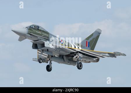 Cirencester, Regno Unito. 19 luglio 2024. Eurofighter Typhoon del 29 SQUADRON/TYPHOON DISPLAY TEAM Royal Air Force arriva durante il Royal International Air Tattoo 2024 a RAF Fairford, Cirencester, Regno Unito, 19 luglio 2024 (foto di Cody Froggatt/News Images) a Cirencester, Regno Unito il 19/7/2024. (Foto di Cody Froggatt/News Images/Sipa USA) credito: SIPA USA/Alamy Live News Foto Stock