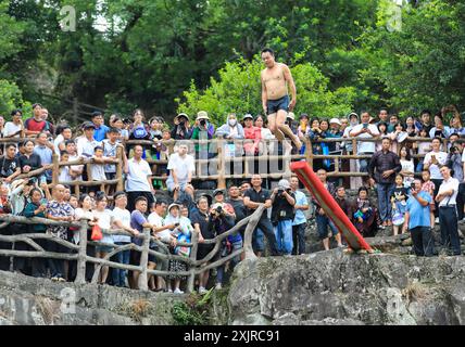 Congjiang, Cina. 20 luglio 2024. Un giovane di nazionalità Zhuang partecipa all'annuale ''festival delle immersioni'' nel villaggio gangbiano, nella contea di Congjiang, nella provincia di Guizhou nella Cina sud-occidentale, il 19 luglio 2024. (Foto di Costfoto/NurPhoto) credito: NurPhoto SRL/Alamy Live News Foto Stock