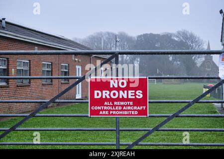 Cartello che vieta il volo di droni e di tutti gli aeromobili telecomandati Foto Stock