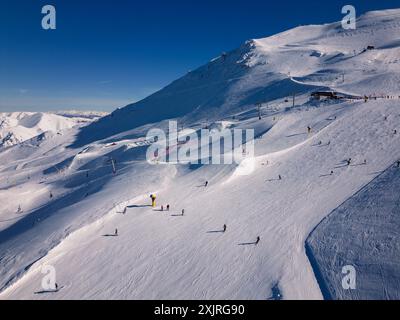 MT Hutt, nuova Zelanda: Vista aerea con drone delle piste da sci di Mt Hutt nella regione di Canterbury in inverno nell'isola meridionale della nuova Zelanda Foto Stock