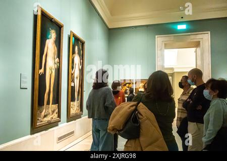 La guida e i visitatori di fronte ai dipinti di Adamo ed Eva di Albrecht Dürer al Museo del Prado, Madrid, Spagna Foto Stock