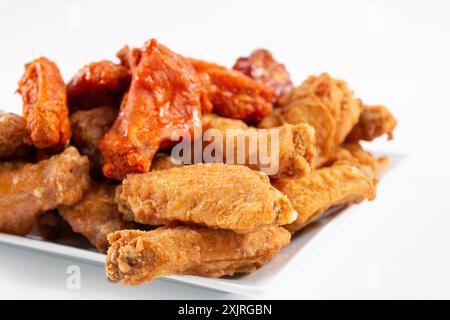 Vista di un piatto di un campionatore di ali di pollo, con sapori di bufalo e salsa barbecue. Foto Stock
