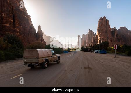 Wadi al-Disah, Arabia Saudita: Tramonto su un veicolo fuoristrada all'ingresso del famoso Wadi al-Disah vicino a Tabuk in Arabia Saudita Foto Stock