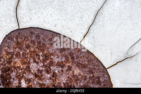 Primo piano e spaccatura della vernice bianca sulla carrozzeria, Rusty sulla carrozzeria. Foto Stock