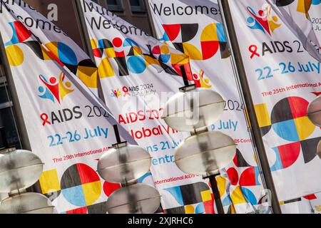 AIDS 2024, Internationale AIDS-Konferenz, Fahnen, München, Juli 2024 Deutschland, München, Juli 2024, AIDS 2024, Die 25. Internationale AIDS-Konferenz findet vom 22. bis 26. Juli in München statt, Welt-AIDS-Konferenz, Fahnen in der Fußgängerzone, Veranstaltung, Konferenz, Gesundheit, Bayern, *** AIDS 2024, Conferenza internazionale sull'AIDS, bandiere, Monaco di Baviera, luglio 2024 Germania, Monaco di Baviera, 2024 luglio, AIDS 2024, la 25a Conferenza Internazionale sull'AIDS si terrà dal 22 al 26 luglio a Monaco, Conferenza Mondiale sull'AIDS, bandiere nella zona pedonale, evento, conferenza, salute, Baviera, Foto Stock
