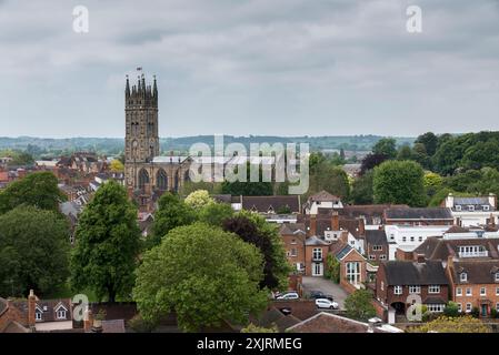 Una vista della Cattedrale di Warwick dalle mura del Castello di Warwick, che mostra la cattedrale, annidata tra alberi e case locali, in un ambiente molto rurale Foto Stock