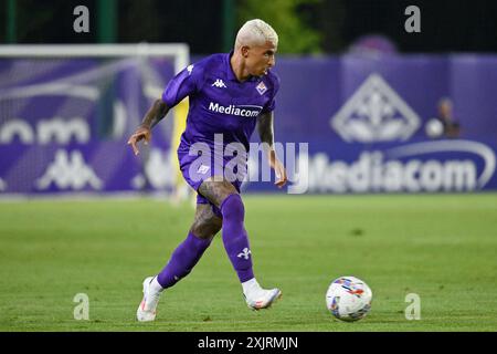 Il difensore dell'ACF Fiorentina Domilson Cordeiro dos Santos, conosciuto come Dodo durante l'amichevole di calcio tra ACF Fiorentina e AC Reggiana a Firenze, in Italia, 19 luglio 2024 Foto Stock