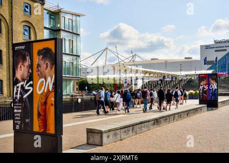 Persone che arrivano all'Excel London, Royal Victoria Dock, Borough of Newham, Londra, Inghilterra, REGNO UNITO Foto Stock
