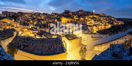 Panorama del centro storico di Matera al crepuscolo Foto Stock
