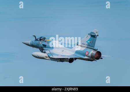 Un Mirage 2000-5F della forza aerea e spaziale francese che decolla ad una mostra aerea alla RAF Fairford Foto Stock