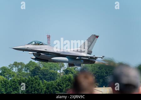 Un Lockheed Martin F-16CJ Fighting Falcon del 480th Fighter Squadron, US Air Force decollò ad un airshow a RAF Fairford Foto Stock