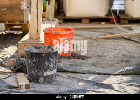 Materiali e attrezzature da costruzione presso il sito di riparazione stradale. Foto Stock