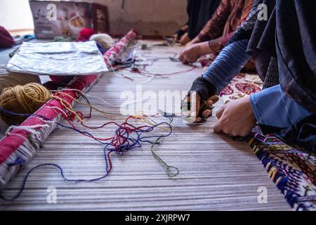 Le mani di una donna afghana Foto Stock