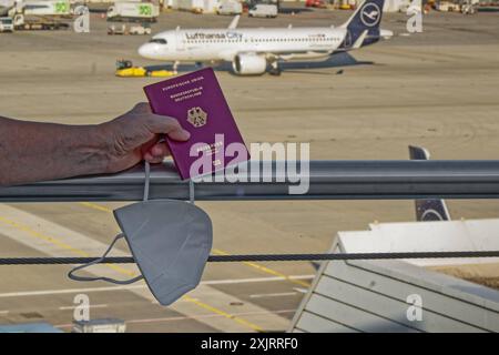 Die Corona-Fälle steigen an. MIT Reisepass und FFP2- Atemschutzmaske am Flughafen München. München Bayern Deutschland *** Corona casi in aumento con passaporto e respiratore FFP2 presso l'aeroporto di Monaco Monaco Baviera Germania Copyright: XRolfxPossx Foto Stock