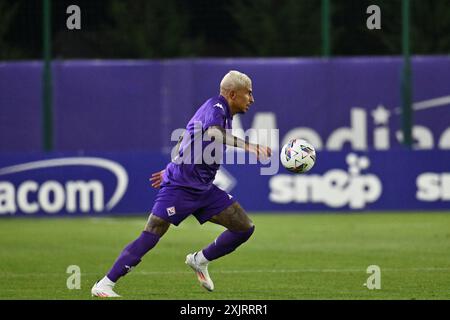 Il difensore dell'ACF Fiorentina Domilson Cordeiro dos Santos, conosciuto come Dodo durante l'amichevole di calcio tra ACF Fiorentina e AC Reggiana a Firenze, in Italia, 19 luglio 2024 Foto Stock