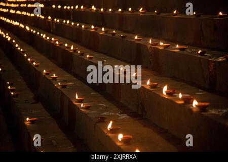 Dev Diwali, festeggiato 15 giorni dopo Diwali, illumina i ghat di Varanasi con migliaia di diya, creando un'incredibile luce sul Gange. Foto Stock