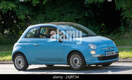 Milton Keynes, Regno Unito - 18 luglio 2024: 2013 auto Fiat 500 blu su una strada di campagna britannica Foto Stock