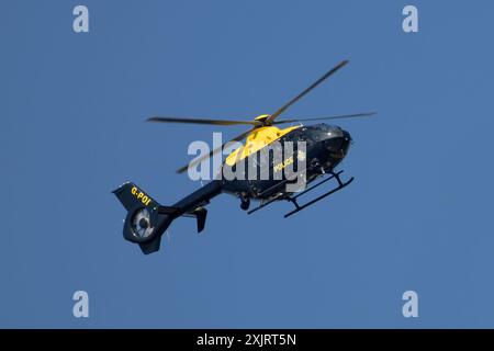 Milton Keynes, Regno Unito - 21 giugno 2024: Elicottero della polizia di Thames Valley che sorvola Milton Keynes. Foto Stock