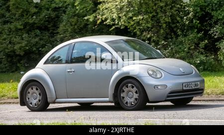 Milton Keynes, Regno Unito - 18 luglio 2024: 2002 Volkswagen Beetle guida su una strada di campagna britannica Foto Stock