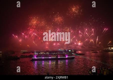 Fuochi d'artificio durante lo sviluppo Diwali a Varanasi ghat. Foto Stock