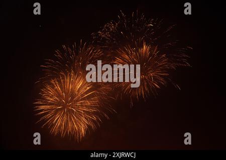 Fuochi d'artificio durante lo sviluppo Diwali a Varanasi ghat. Foto Stock