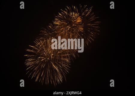 Fuochi d'artificio durante lo sviluppo Diwali a Varanasi ghat. Foto Stock