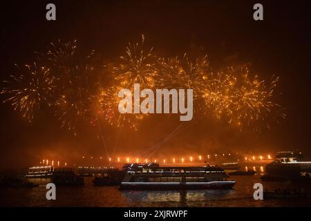 Fuochi d'artificio durante lo sviluppo Diwali a Varanasi ghat. Foto Stock