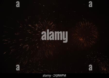 Fuochi d'artificio durante lo sviluppo Diwali a Varanasi ghat. Foto Stock