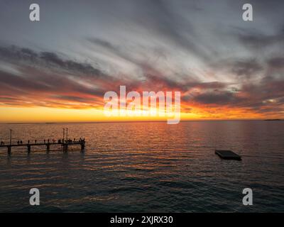 Vista aerea del molo di Jurien Bay e della piattaforma per nuotare. Foto Stock