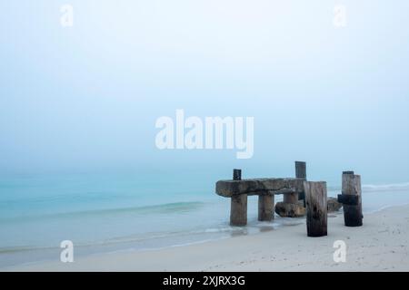 Resti del molo di Jurien Bay in una nebbia insolita e persistente. Foto Stock