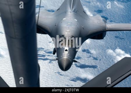 Un B-1B Lancer della U.S. Air Force collegato al 7th Bomb Wing, Dyess Air base, Texas, si prepara ad essere rifornito da un KC-135 Stratotanker con la 927th Air Foto Stock