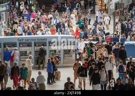 Londra, Regno Unito. 20 luglio 2024 la stazione di Waterloo è affollata di viaggiatori questa mattina, poiché i servizi tornano alla normalità a seguito dell'interruzione IT a livello nazionale Microsoft di venerdì, che ha interessato i viaggi causando enormi ritardi nelle stazioni ferroviarie e negli aeroporti del Regno Unito. Un aggiornamento difettoso del software della società di sicurezza informatica CrowdStrike ha bloccato i sistemi informatici in tutto il mondo, mentre banche e ospedali sono stati bloccati fuori dai propri programmi e i servizi governativi sono stati chiusi. Negli Stati Uniti, più di 2.600 voli sono stati cancellati e 9.000 sono stati ritardati. Crediti: Amer Ghazzal/Alamy Live News Foto Stock