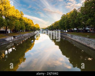 Turku, Finlandia - settembre 2022: Fiume aura. Aurajoki - un fiume in Finlandia. Il fiume sfocia nel Mare dell'Arcipelago a Turku, nell'Europa settentrionale Foto Stock