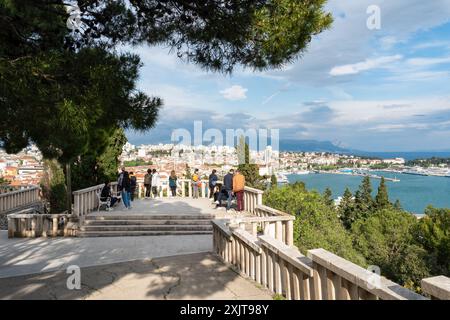 Punto panoramico della collina di Marjan con vista del sole sulla città di Spalato - Dalmazia, Croazia Foto Stock