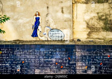 Wall of Love, parete a tema d'amore nella piazza del giardino Jehan Rictus a Montmartre, Parigi, Francia, composta da piastrelle di lava smaltata. Foto Stock