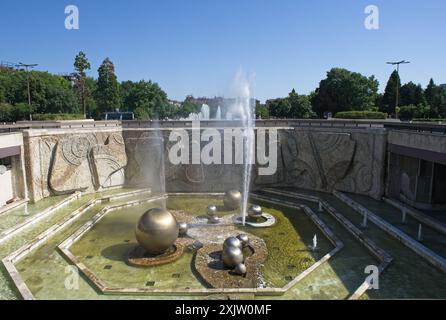 Sofia, Bulgaria - 7 luglio 2024: Palazzo Nazionale della Cultura di Sofia. Persone che camminano nell'antica Serdica la domenica. Strade ed edifici. Stile di vita nel Foto Stock