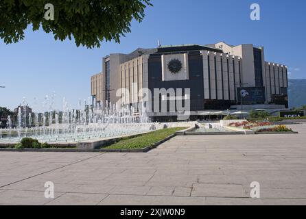 Sofia, Bulgaria - 7 luglio 2024: Palazzo Nazionale della Cultura di Sofia. Persone che camminano nell'antica Serdica la domenica. Strade ed edifici. Stile di vita nel Foto Stock